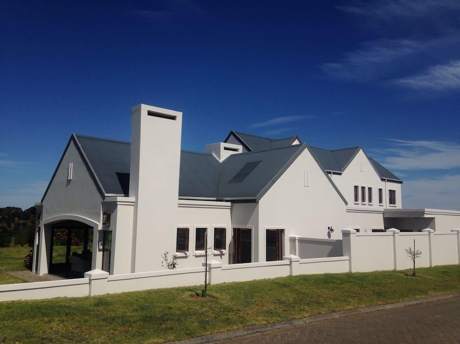 Apex Travel Club - ATC - Luxurious Cape Dutch home in Kingswood