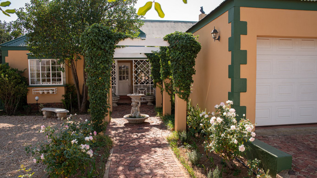 Apex Travel Club - ATC - Roses and Pebbles B & B Guest House