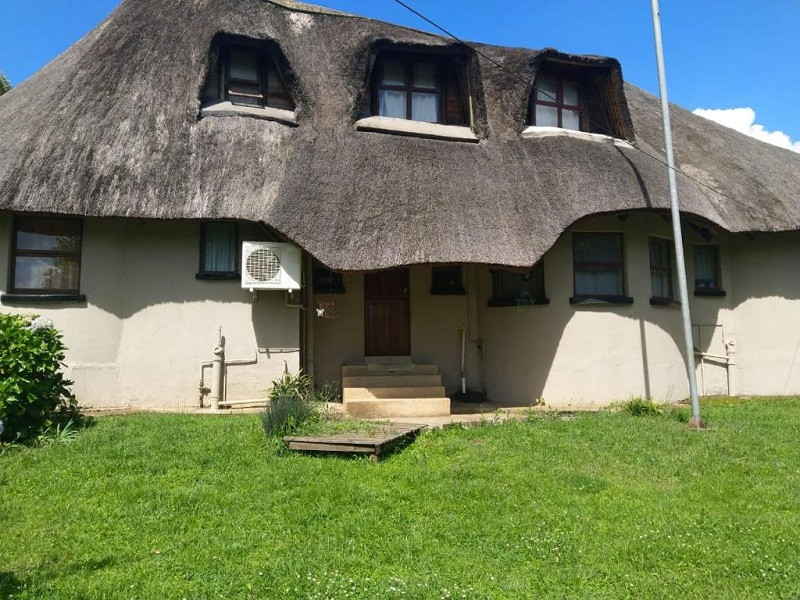 Apex Travel Club - ATC - Thatched Roof 4 Bedroom House