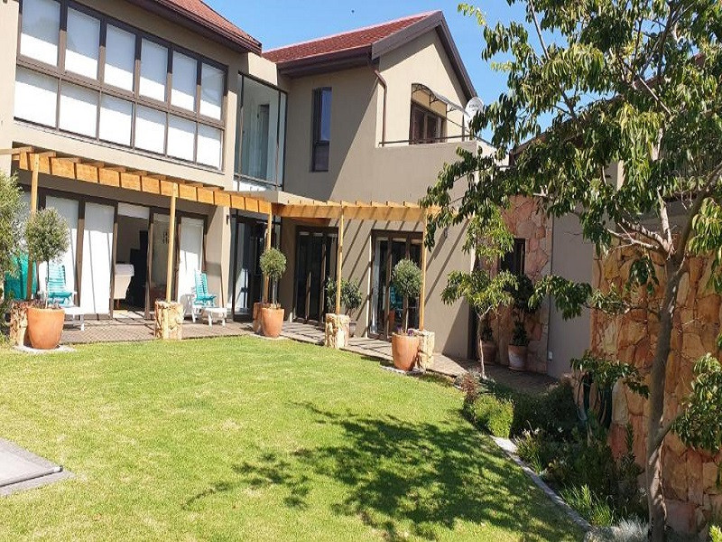 Apex Travel Club - ATC - Raithby Heights-Modern spacious home in heart of Cape Winel