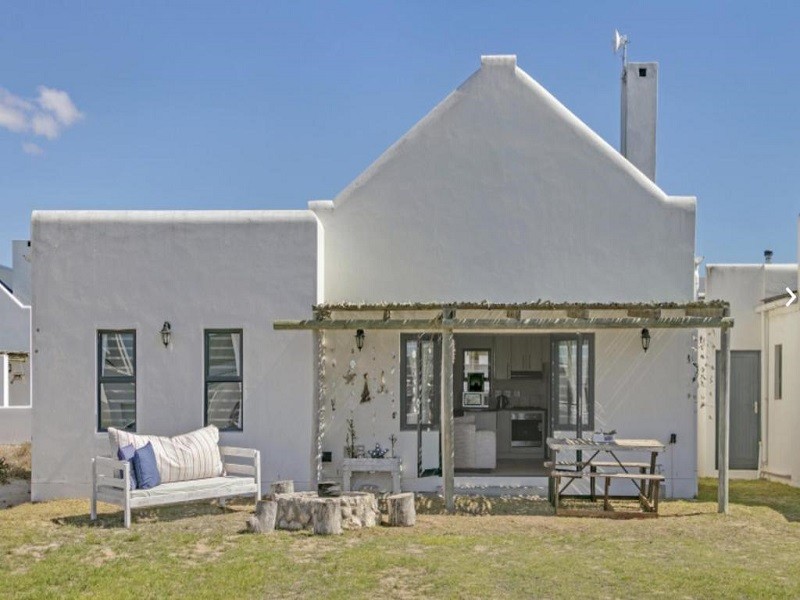 Apex Travel Club - ATC - Cheerful Cottage on Britannia Beach, West Coast