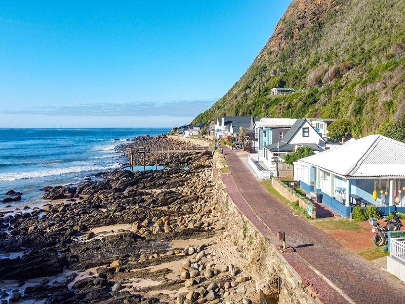 Apex Travel Club - ATC - The Beach House - Silver Spray Beach Accommodation