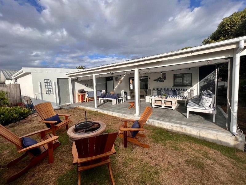 Apex Travel Club - ATC - Adorable 2 Bedroom Cottage with spacious veranda