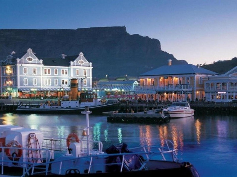 Apex Travel Club - ATC - Portswood Mews - Chic White Studio Apartment Green Point
